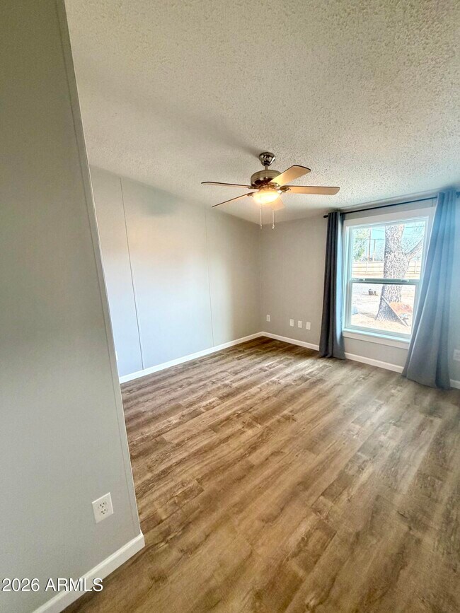 Building Photo - 5333 S Santa Claus Ave