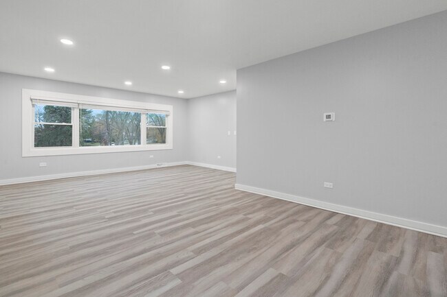 Building Photo - 821 E Lilly Ln