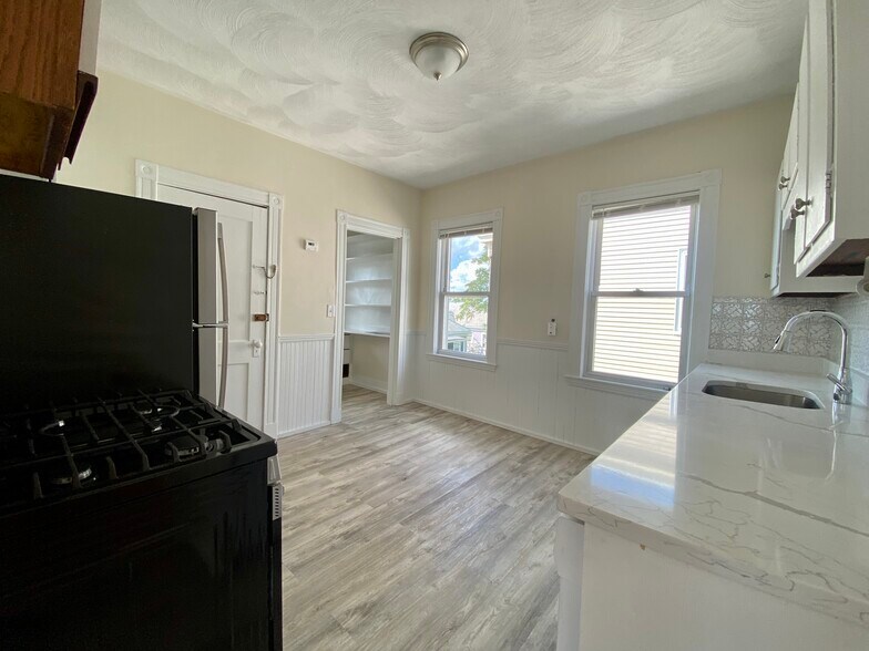 Building Photo - 14 Belknap St