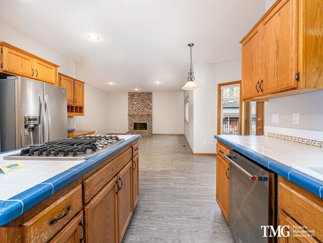 Building Photo - Grand 5+ Bedroom Home in Desirable Garden Home- Raleigh Hills Location with 2800 Sq Ft!