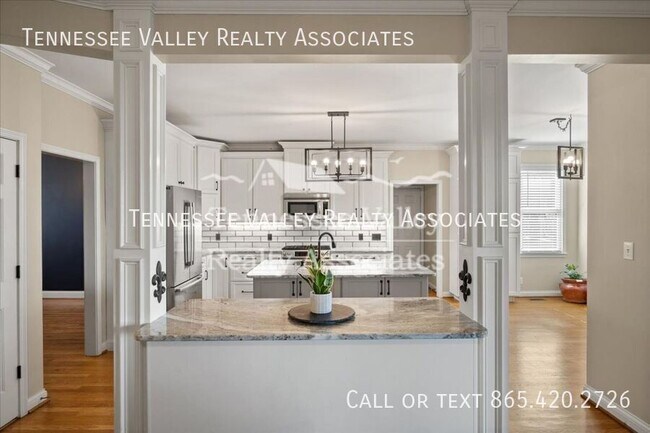 Building Photo - 821 Foxfield Ln