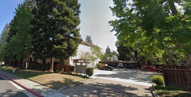 Building Photo - Top floor update 2 bed 2 bath condo in gre...