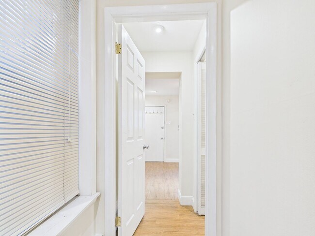 Building Photo - 557 N 16th St