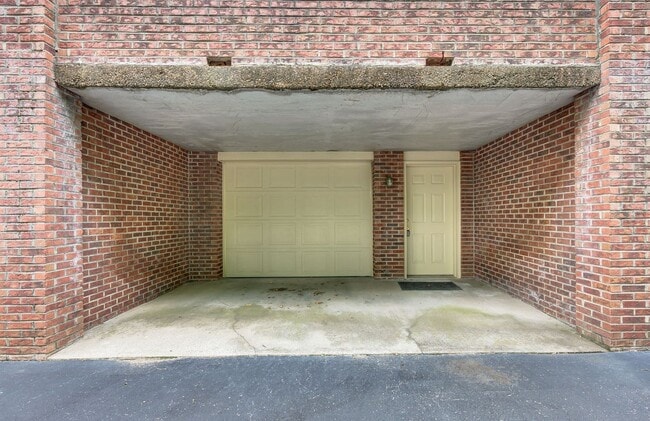 Building Photo - Awesome 2BE/2.5BA condo in Green Hills!