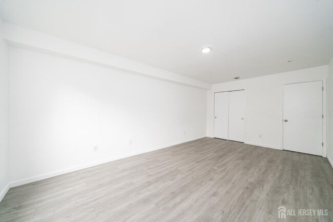 Building Photo - 392 College Dr