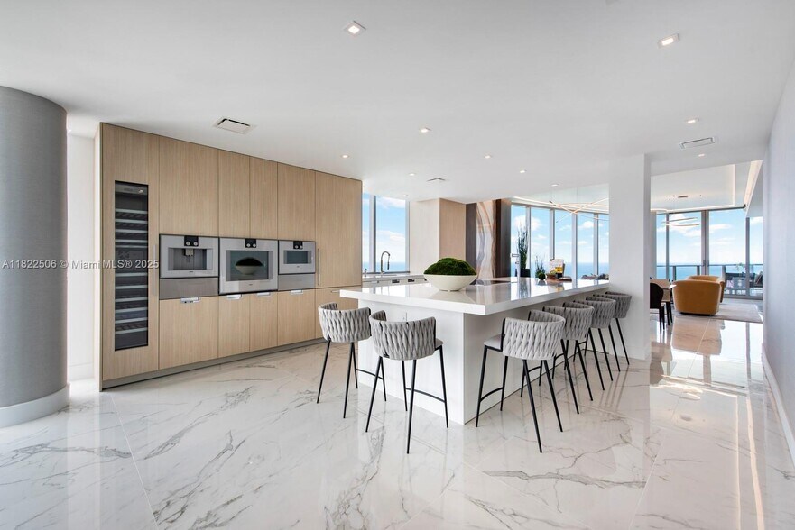 Building Photo - 15701 Collins Ave