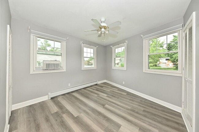 Building Photo - 221 Lakeview Dr