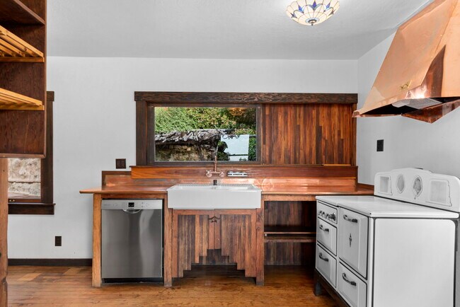 Building Photo - 1409 Avon Park Ter