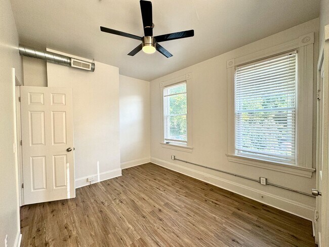 Building Photo - 4 bed/2 full bath Rental on Warner - Mins ...