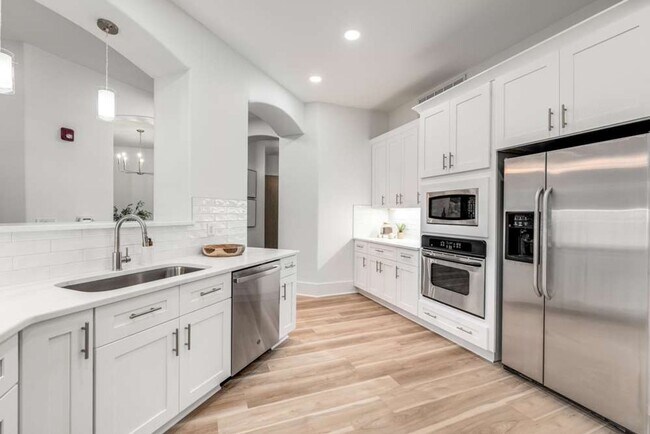 Building Photo - Renovated Corner Condo, Move-In Ready!