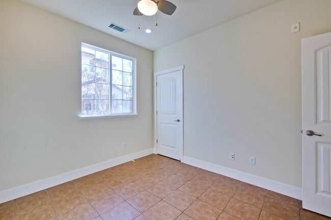 Building Photo - Amazing 3 Bed, 3 Bath Home in Sunnyvale near Seven Seas Park