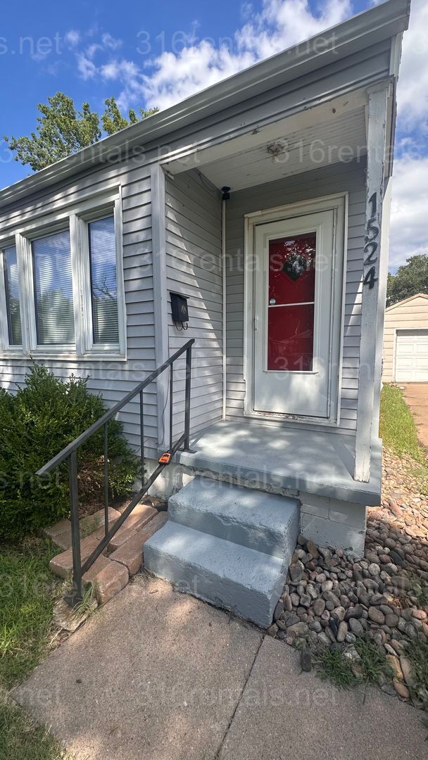 Building Photo - $1195 - 3 bed 1.5 bath - Single Family Hom...