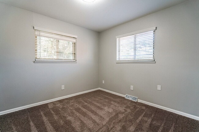 Building Photo - 656 Riverview Dr