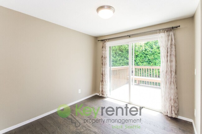 Building Photo - Spacious 4 Bedroom with Open Floor Plan and AC