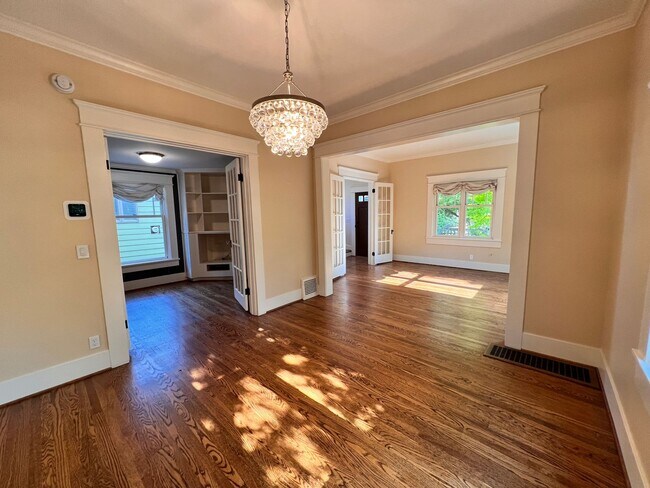 Building Photo - Gorgeous, Executive Living in Beautiful Ma...