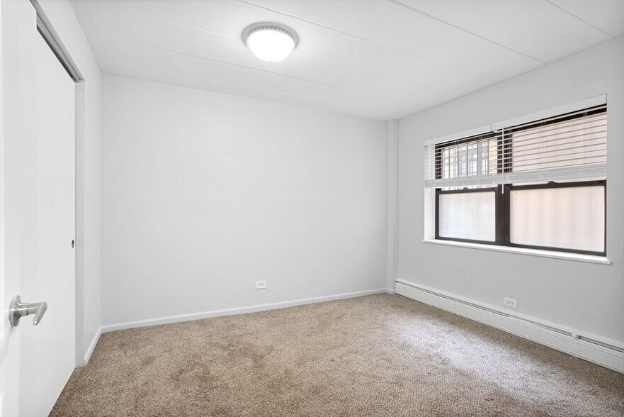 Building Photo - 6007 N Kenmore Ave