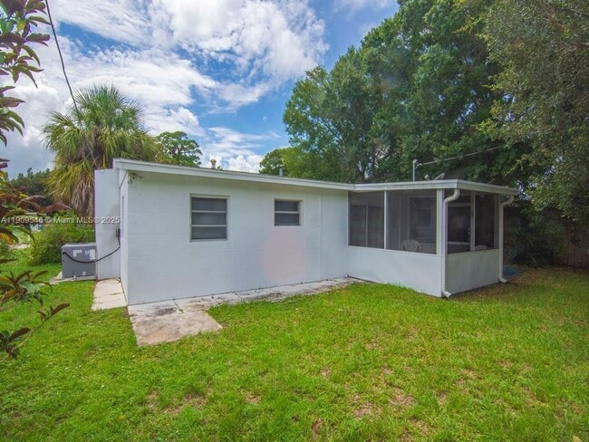 Building Photo - 1650 5th Ave