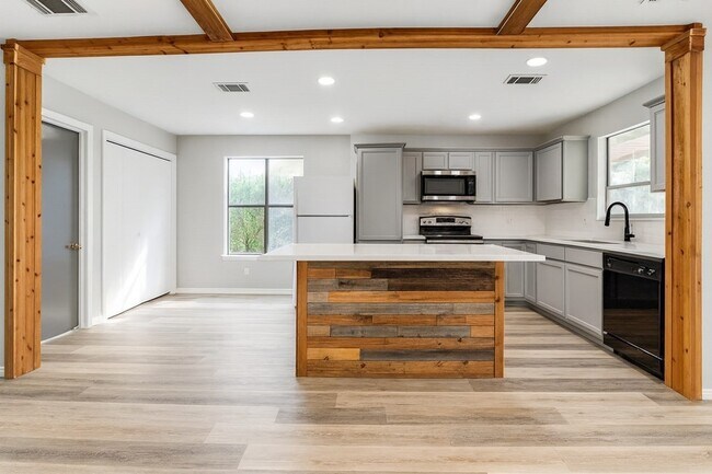 Building Photo - 808 Easter Dr