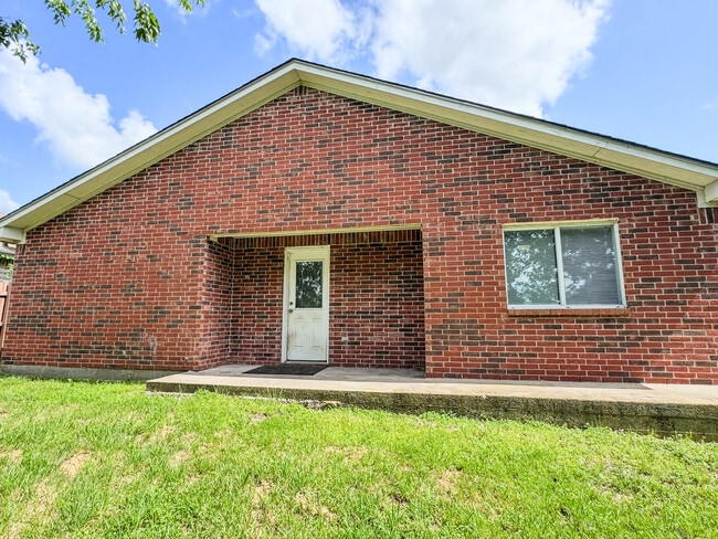 Building Photo - 1712 Manor Garden Curve