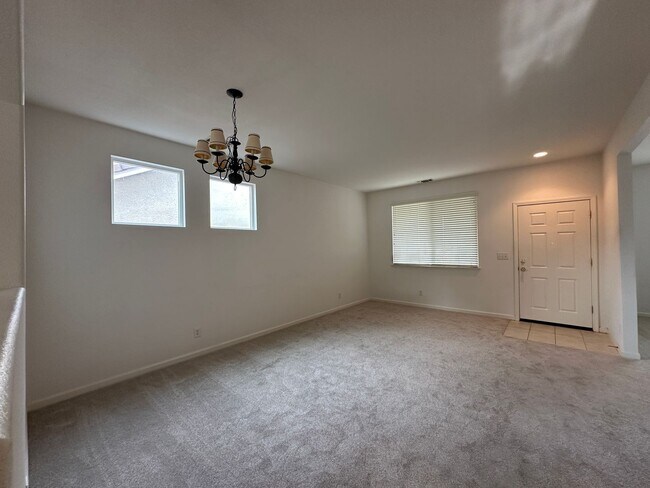 Building Photo - 3 Bedroom 2 Bath Home