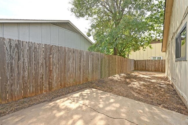 Building Photo - 2409 Berkett Dr