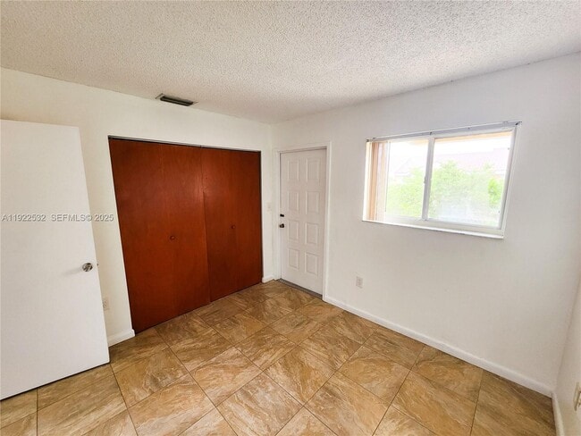 Building Photo - 562 NW 82nd Pl