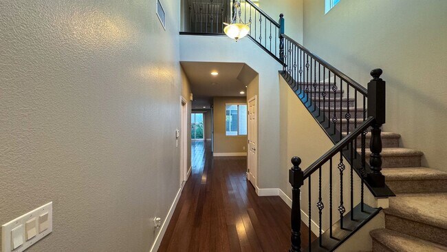 Building Photo - 4-bed, 2.5 bath, 2,498 sq ft home in Mount...