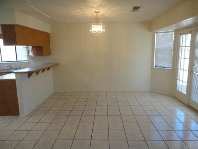 Building Photo - Great Commuting Location to HAFB & Town