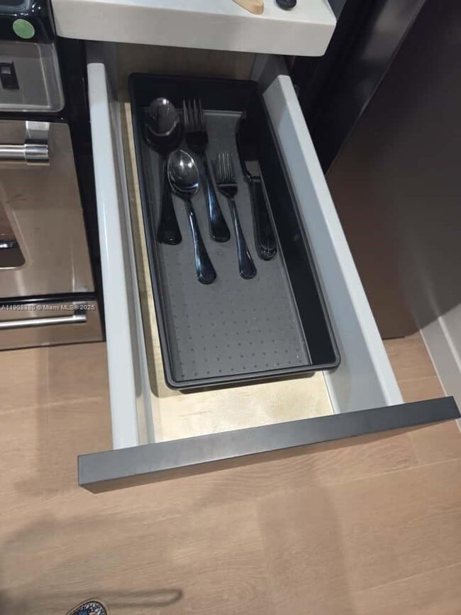 Building Photo - 10824 N Kendall Dr