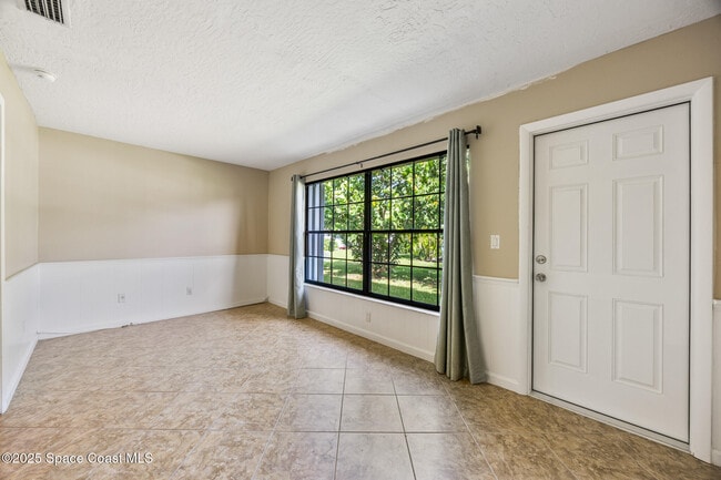 Building Photo - 194 Queens Ct