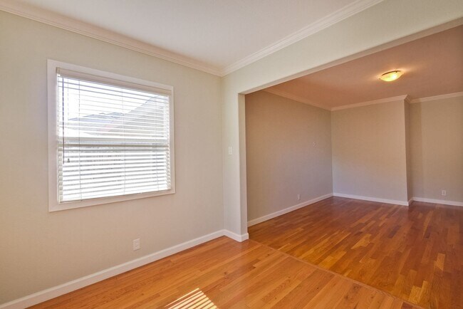 Building Photo - Awesome Home Located in a Quiet Tree Line ...