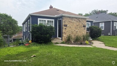 Building Photo - Spacious 4BR/2BA Duplex — Available August...