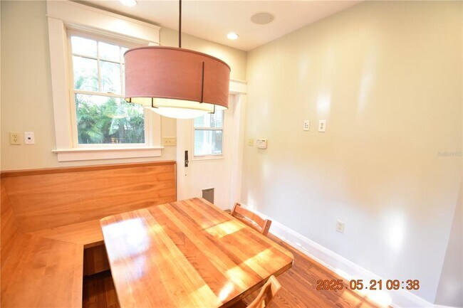 Building Photo - 810 S Packwood Ave
