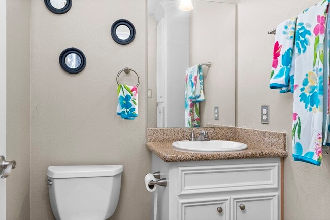 Building Photo - 631 Apache St