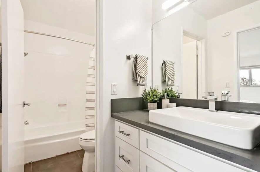 Building Photo - 525 N Sycamore Ave