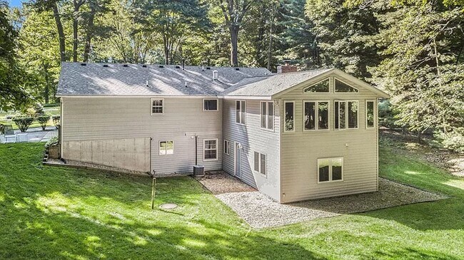 Building Photo - Beautiful 3BD/2.5BA Ranch in Park-like Set...