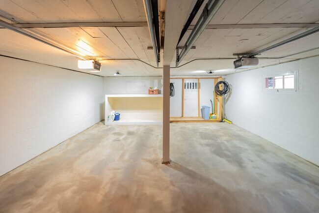 Building Photo - Charming and Well-Maintained Home in a Serene Neighborhood