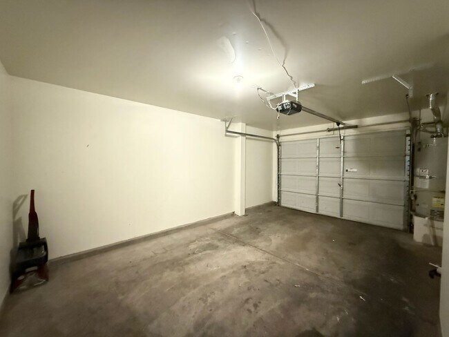 Building Photo - Updated 3-Bedroom Townhome in Gated Community with Pool Access