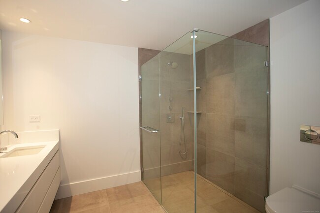 Building Photo - 41 Richmondville Ave