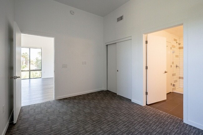 Building Photo - Live the Downtown Life! 2 Bedrooms!