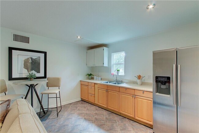 Building Photo - 9305 Granada Hills Dr