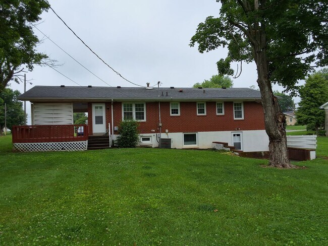 Building Photo - Beautiful 3 Bed, 2 Bath with walk out fini...
