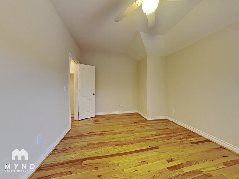 Building Photo - 321 Sandman St