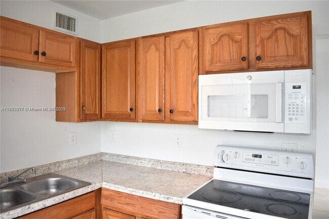 Building Photo - 1002 Palm Beach Lakes Blvd
