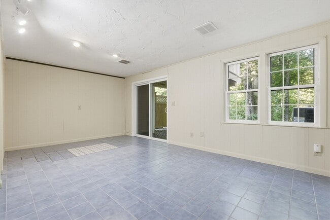 Building Photo - 146 Russet Ln