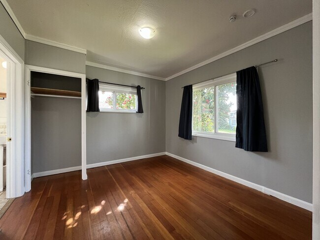 Building Photo - Charming St. Johns Bungalow with Fireplace, Bonus Space & Large Backyard