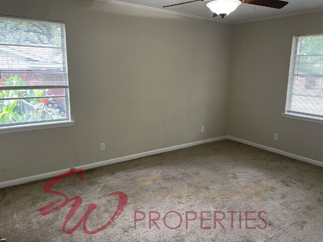 Building Photo - Lovely 3 bedroom home in established, quiet neighborhood