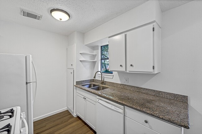 Building Photo - 32 E Rivercrest Dr