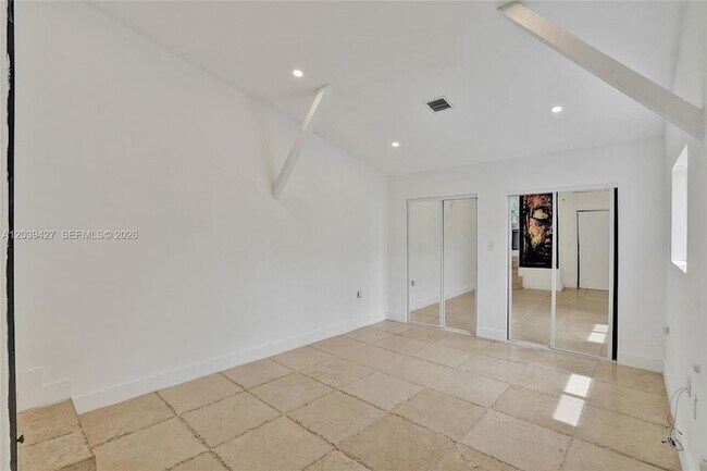 Building Photo - 213 NE 43rd St