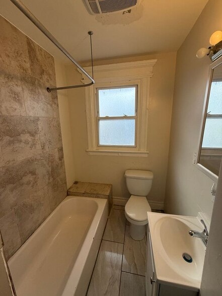 Building Photo - 384 Tower St